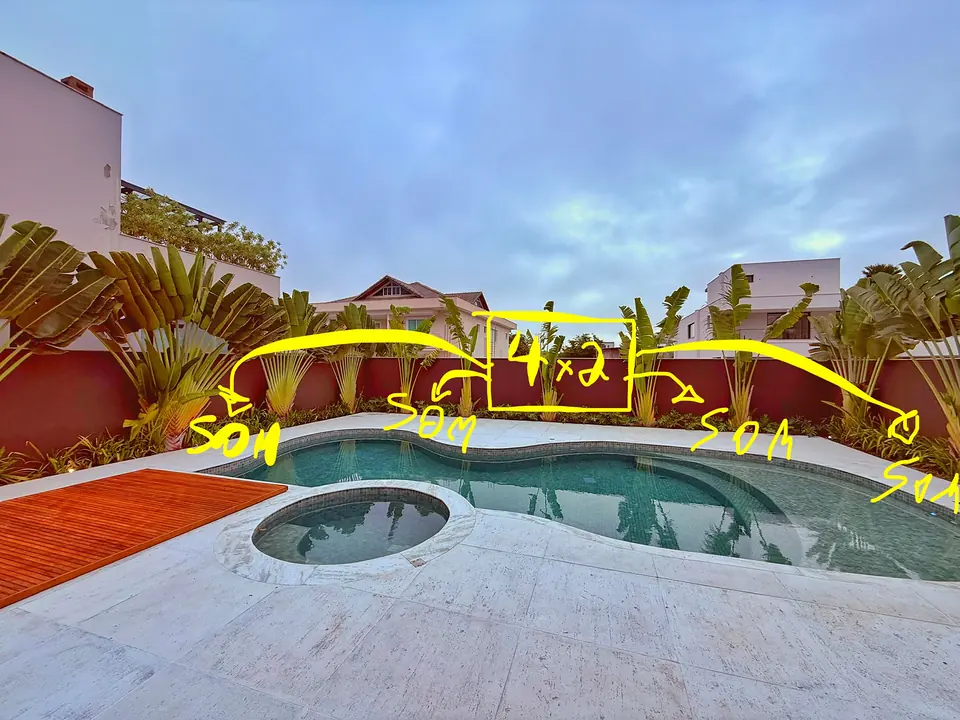 Foto da área da piscina com as posições das caixas de som desenhadas à mão em amarelo.