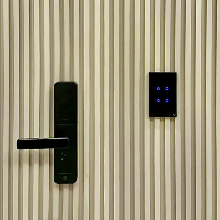 Fechadura digital preta e interruptor touch de quatro teclas com luz azul, em parede ripada clara.