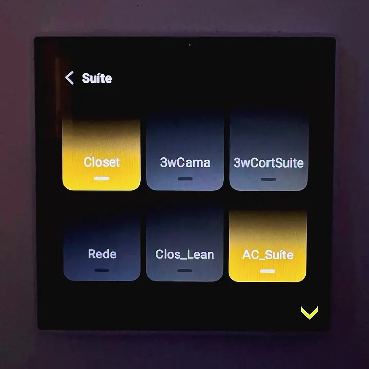 Painel touch com os botões da suíte: closet, cama, cortina, rede e ar-condicionado.