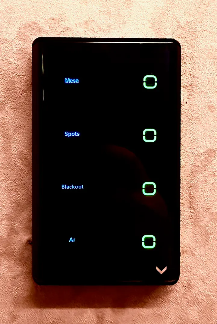 Interruptor touch preto com as teclas Mesa, Spots, Blackout e Ar iluminadas.