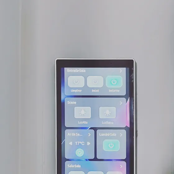 Painel touch da Vinci na parede com o ar-condicionado da sala em 17 graus.