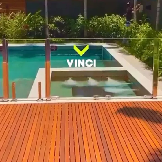 Piscina com a hidromassagem ligada e deck de madeira.